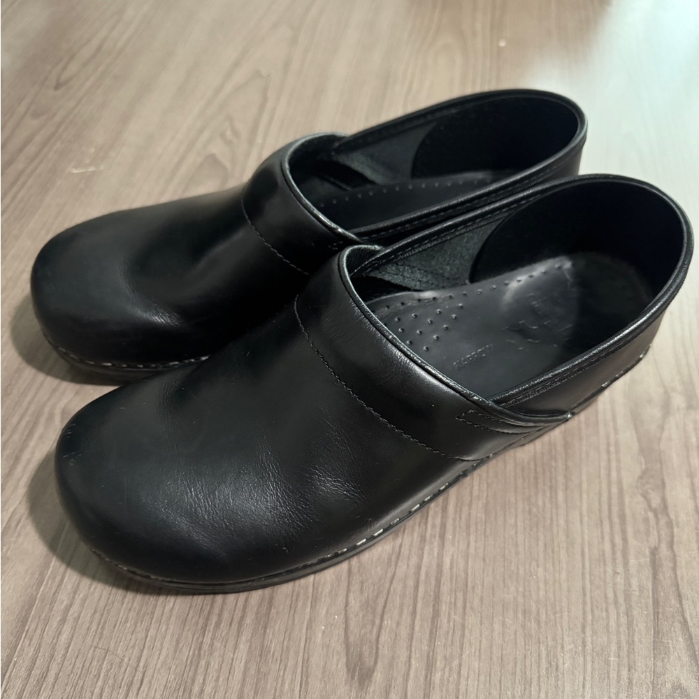 Dansko Professional Black Leather Clogs - Size 41 narrow (~ size 9.5)
